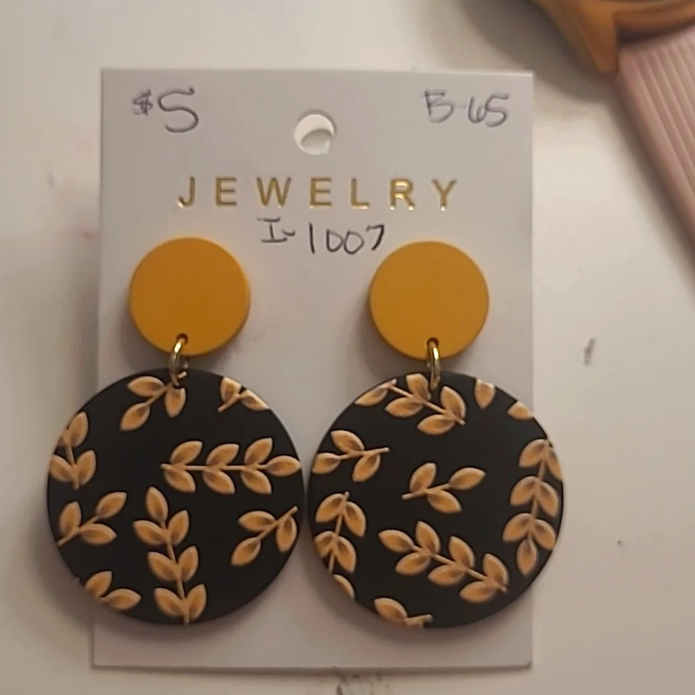 Earings - Picture 1 of 1